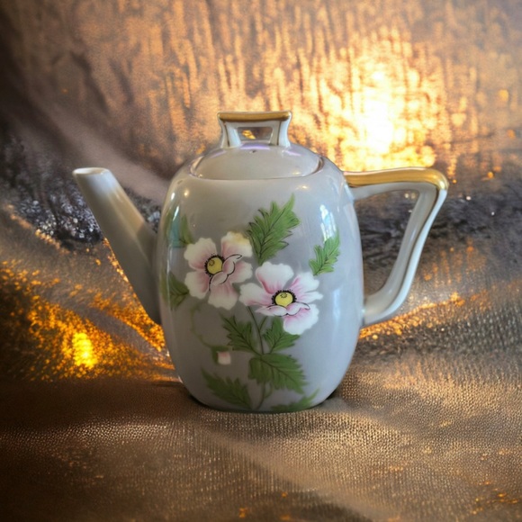 Beautiful Teapot from Occupied Japan - Picture 10 of 16